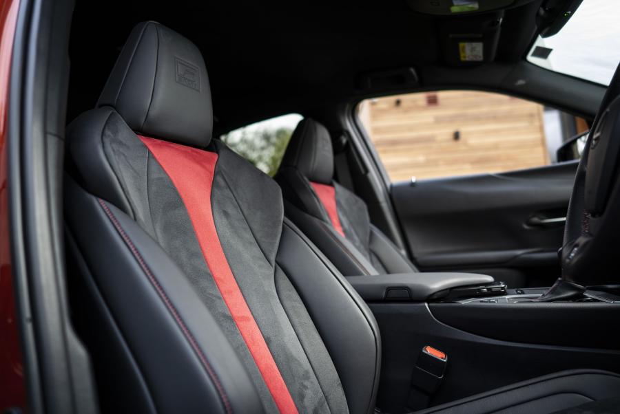 Интерьер Lexus UX250h F-Sport 2019 года  (UK) (фото 12 из 40)